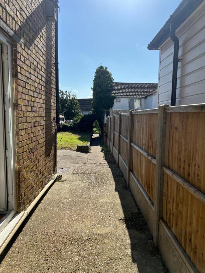 Crown Road Apartment Sittingbourne Eksteriør bilde