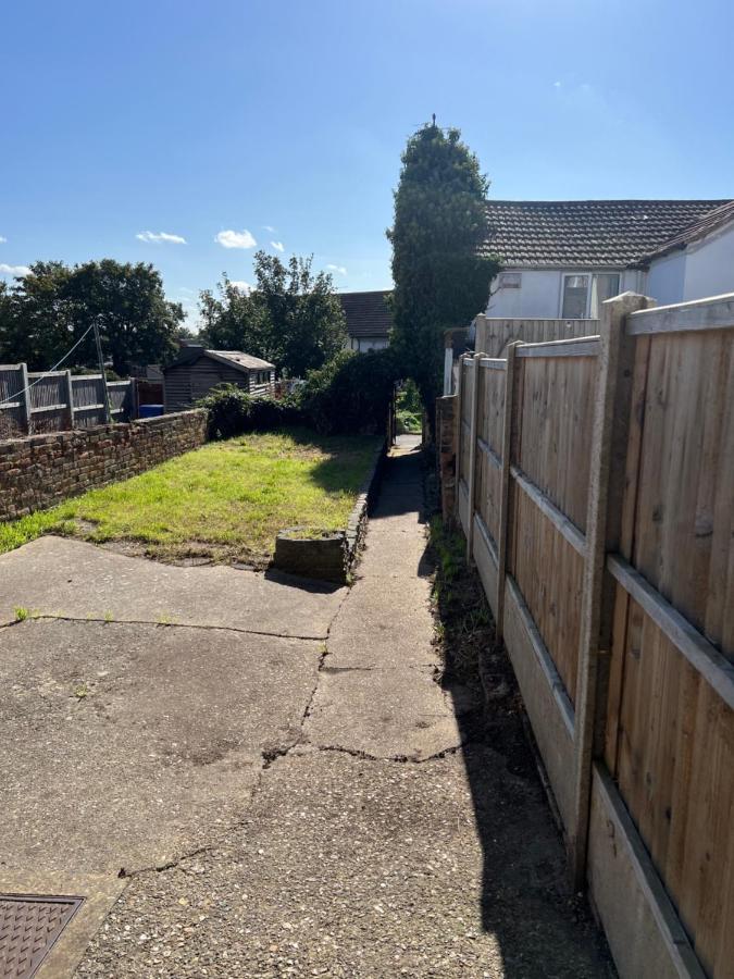 Crown Road Apartment Sittingbourne Eksteriør bilde