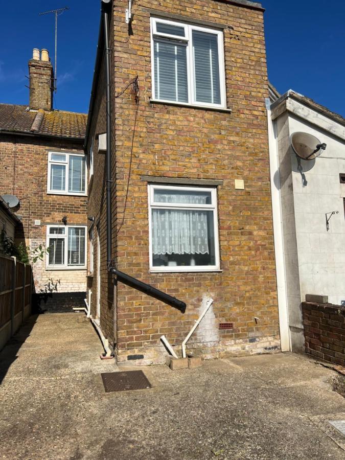 Crown Road Apartment Sittingbourne Eksteriør bilde
